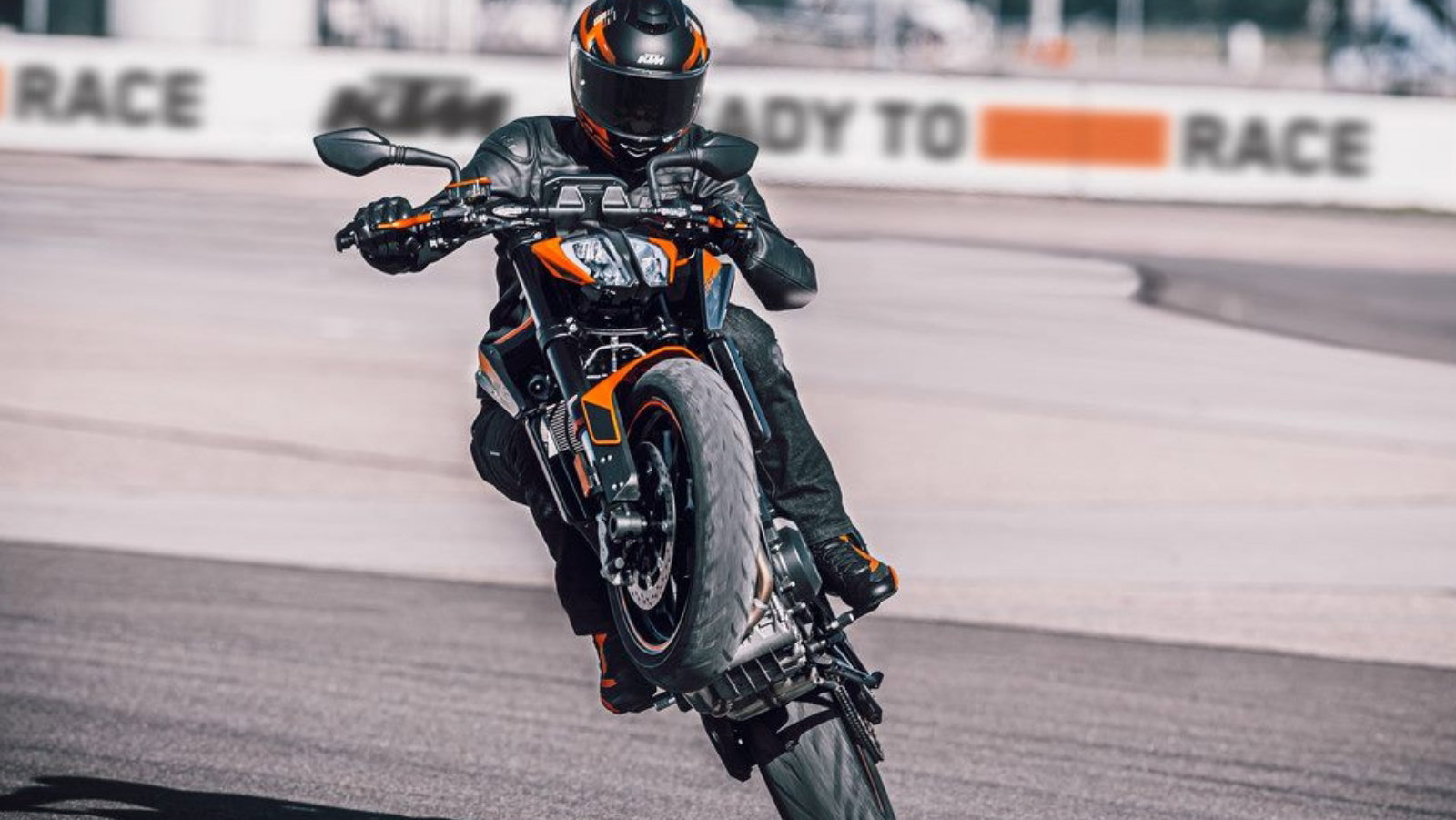 KTM 890 DUKE - Action (2).jpg
